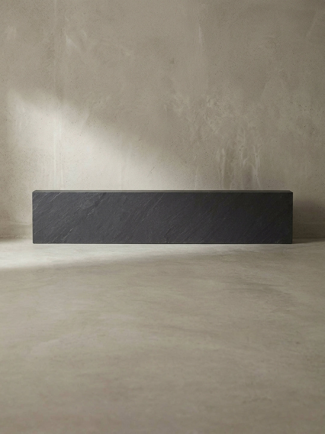 Das Design-Wandregal mit einem Kern aus Mango-Massivholz und einer robusten Oberfläche in Steinoptik als funktionales Dekoelement für moderne Interieurs._