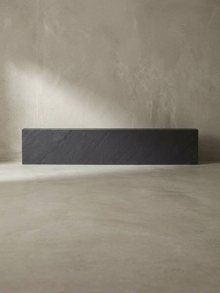 Das Design-Wandregal mit einem Kern aus Mango-Massivholz und einer robusten Oberfläche in Steinoptik als funktionales Dekoelement für moderne Interieurs._