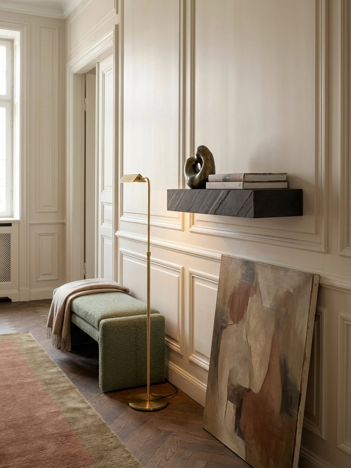 Das massive Schweberegal in Steinoptik harmoniert im Wohnzimmer perfekt mit gerahmten Bildern und einer dezenten Wandfarbe._