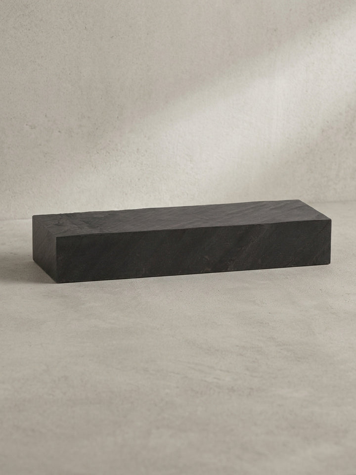 Freigestellte Frontansicht des 60x10x20 cm großen Wandregals aus massivem Mangoholz mit einer modernen Oberfläche in Steinoptik._