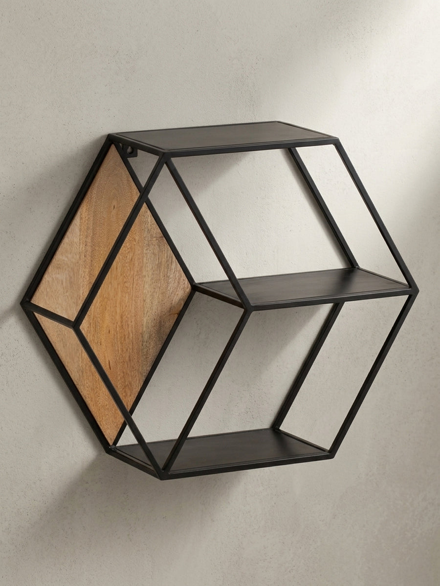 Frontansicht des sechseckigen Wandregals aus Mango Massivholz und Metall vor weißem Hintergrund, das die klaren Linien betont._