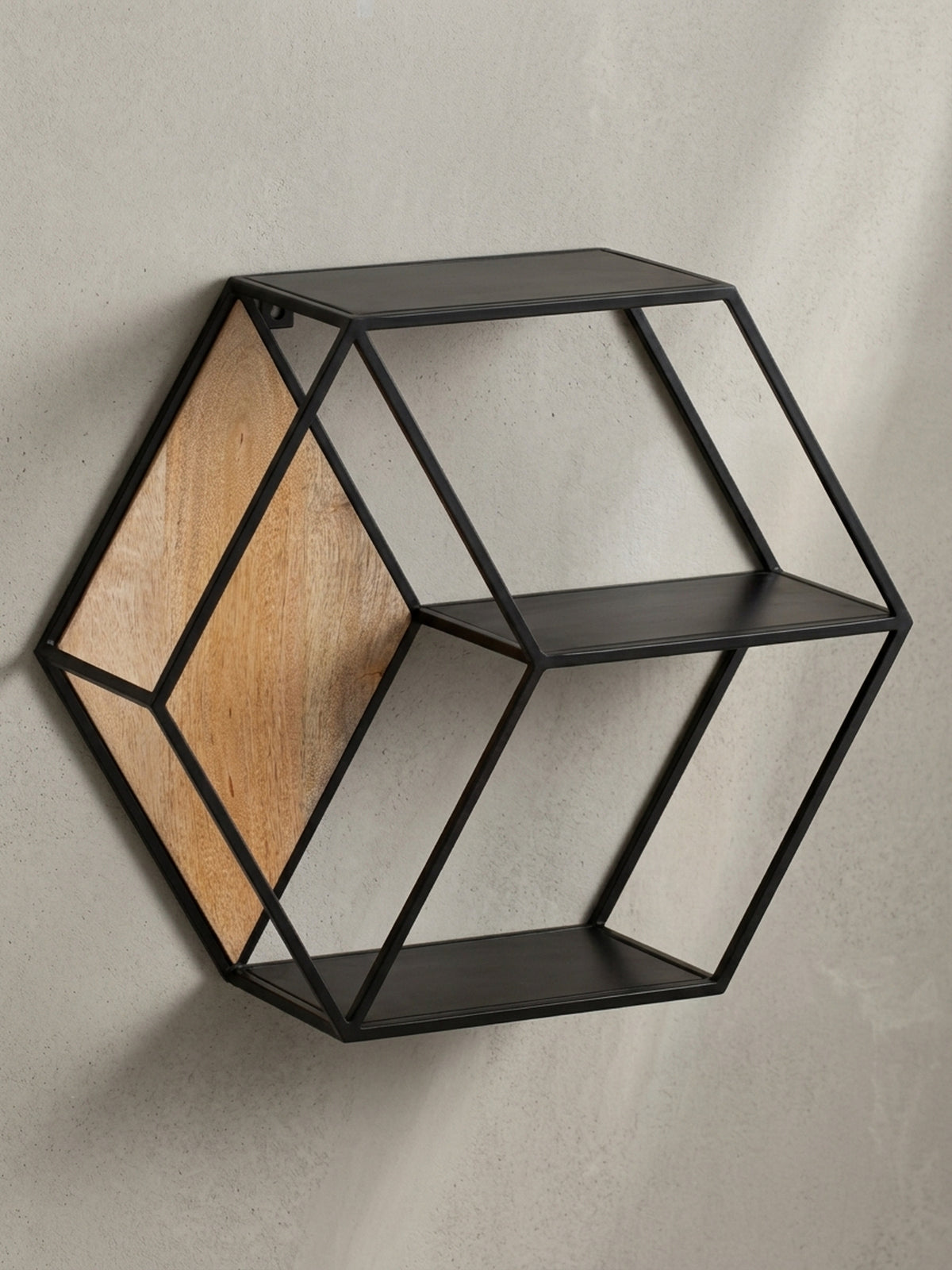 Gesamtansicht des Wandregals im Industrial-Stil, eine Übersicht über das Design mit Massivholz-Akzent und Metallstruktur._