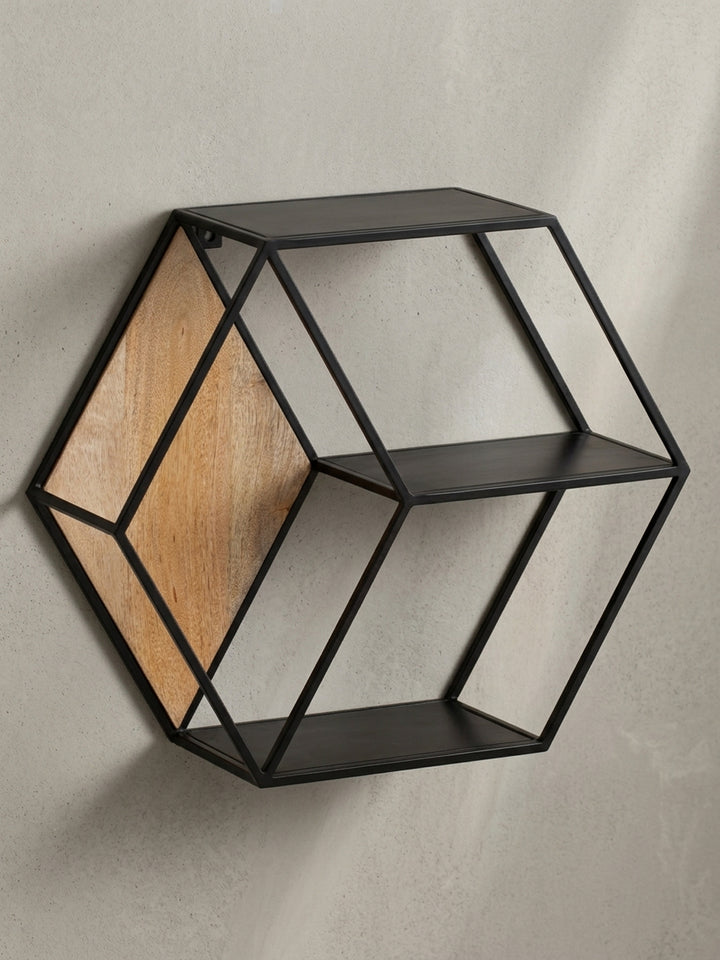 Gesamtansicht des Wandregals im Industrial-Stil, eine Übersicht über das Design mit Massivholz-Akzent und Metallstruktur._