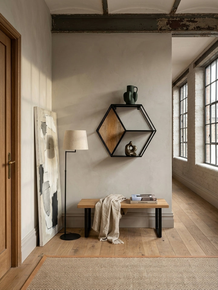 Dekoratives Wandregal aus Mangoholz und schwarzem Metall in einem stilvollen Flur mit Holzboden und einer minimalistischen Sitzbank._