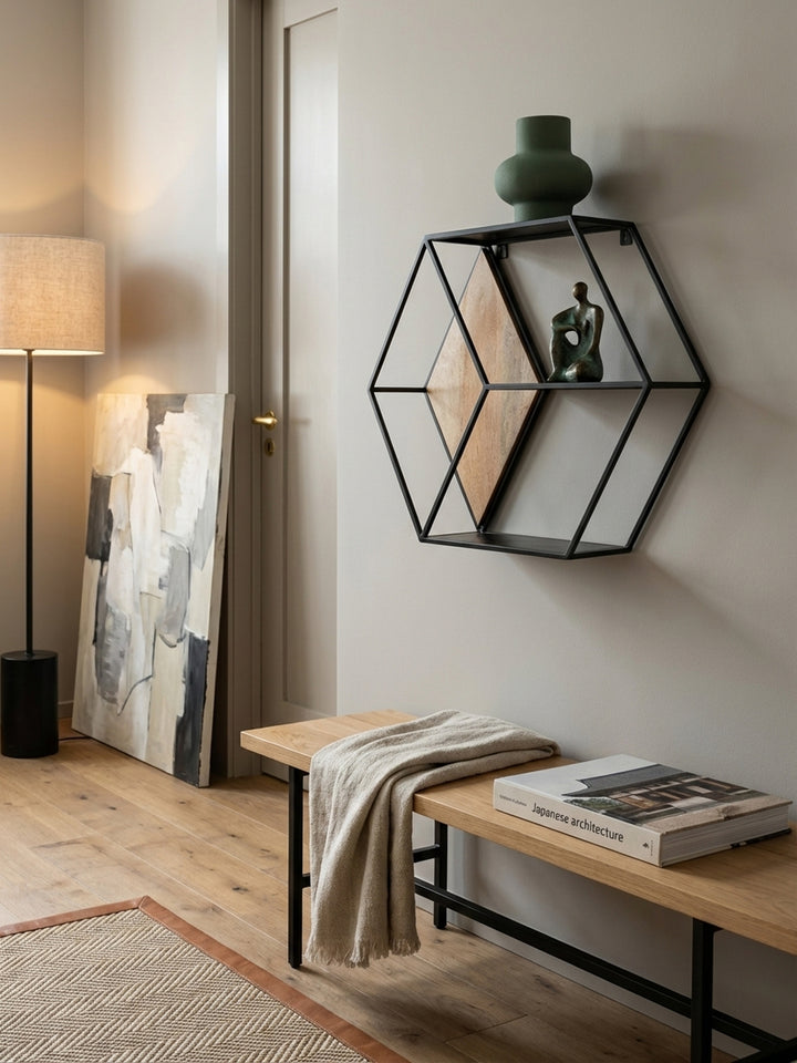 Styling-Detail des sechseckigen Wandregals mit einer Keramikvase und einem Sukkulenten-Topf, das eine gemütliche Atmosphäre schafft._