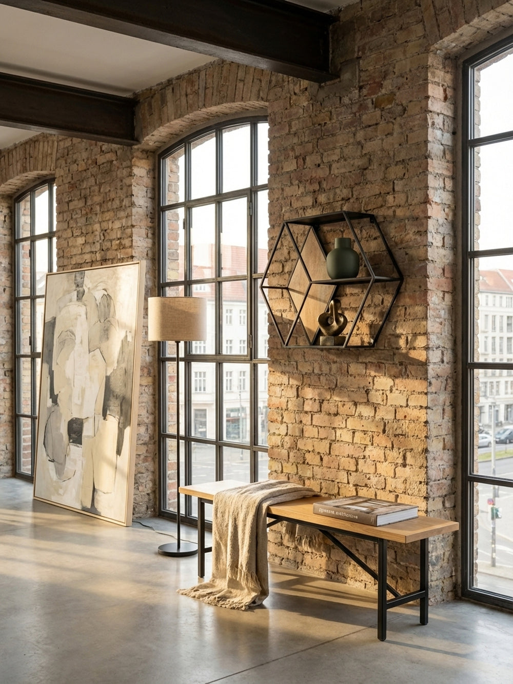 Nahaufnahme der markanten Maserung des massiven Mangoholzes, eingefasst vom mattschwarzen Metallrahmen des Industrial-Wandregals._