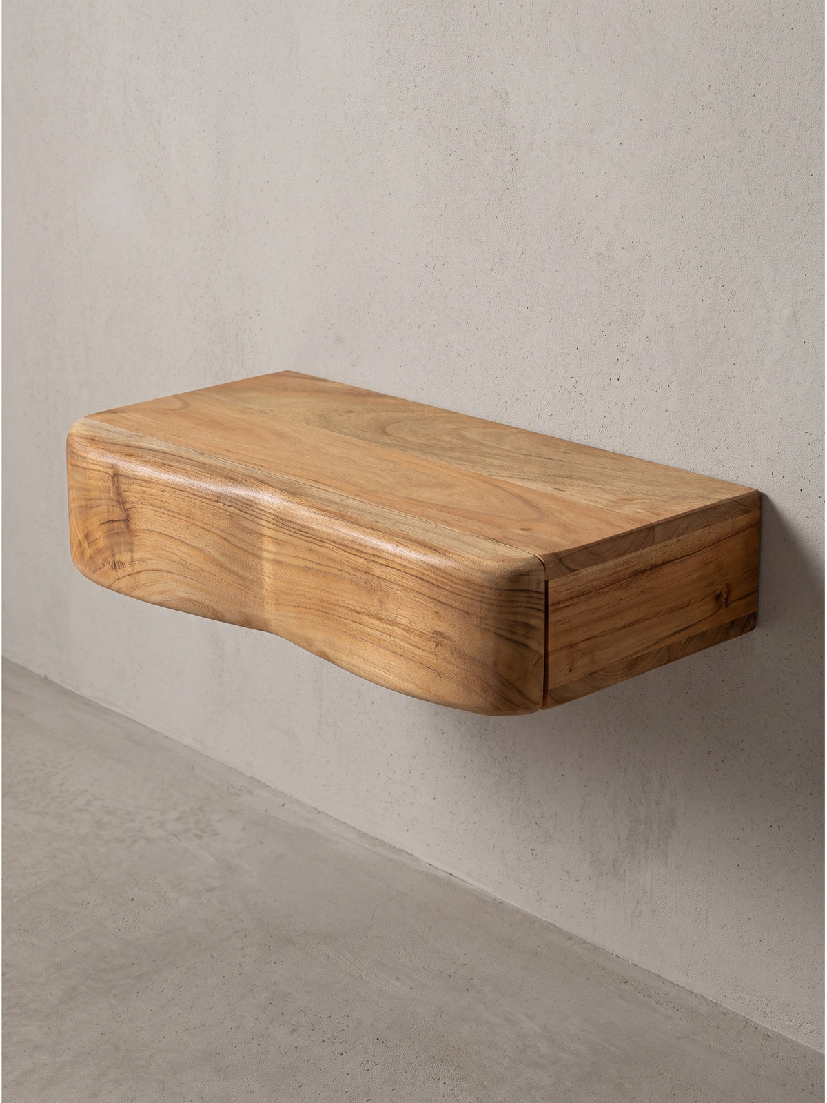 Detailansicht der 33 cm breiten und 5 cm hohen Schublade des Holzregals, deren hölzerne Front sich völlig bündig in den massiven Korpus aus lackierter Akazie einfügt.