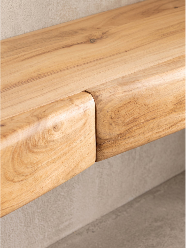 Vollständiges Design-Wandregal aus Massivholz in der Gesamtansicht, ideal für schmale Raumkonzepte und kompakte Wandflächen_