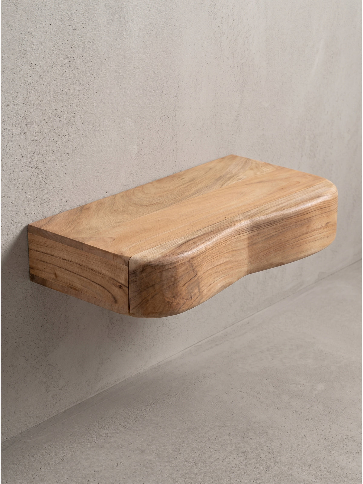 Dieses schwebende Wandregal aus echtem Akazienholz misst exakt 40x20x8 cm und besticht durch sein klares Design mit einer nahtlos integrierten, verdeckten Schublade.