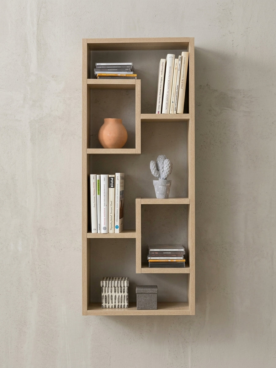Perspektivische Darstellung des modernen Wandregals. Die warme Holzoptik des Schweberegals integriert sich harmonisch in zeitgemäße Einrichtungskonzepte von Wohn- bis Schlafzimmer._