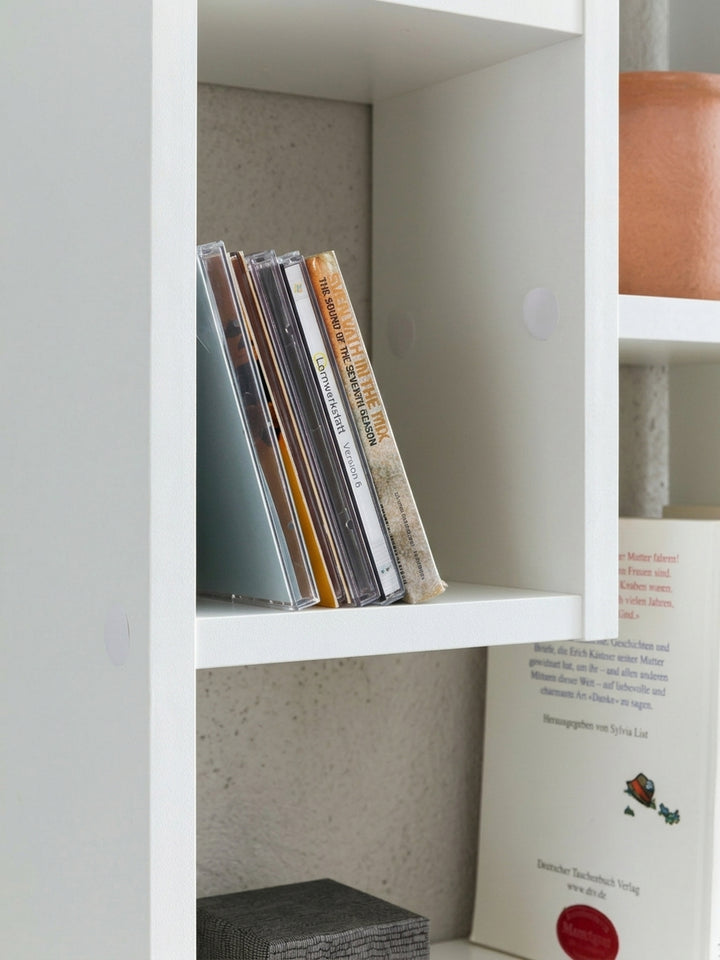 Nahaufnahme der nahtlosen Kanten des weißen Schweberegals. Die hochwertige Melaminbeschichtung schützt das schmale Bücherregal vor Kratzern und erleichtert die tägliche Pflege._