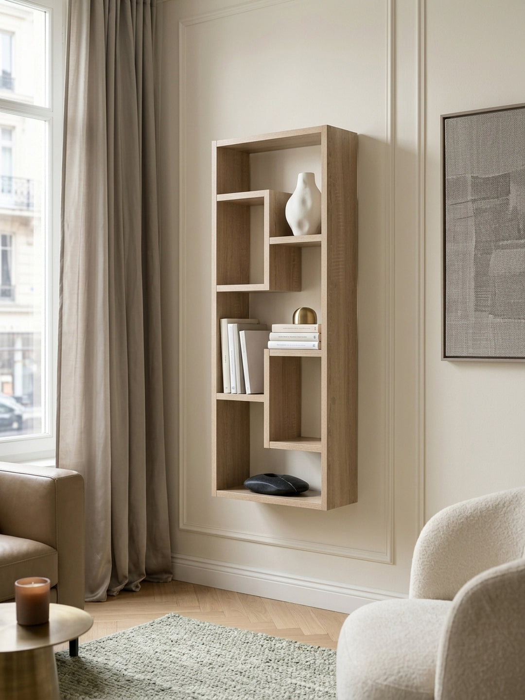 Blick von leicht oben auf das moderne Hängeregal aus Holz. Die versetzten Fächer des 90 cm hohen Schweberegals bieten optimalen Stauraum für Bücher und kleine Designobjekte._