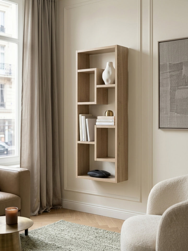 Blick von leicht oben auf das moderne Hängeregal aus Holz. Die versetzten Fächer des 90 cm hohen Schweberegals bieten optimalen Stauraum für Bücher und kleine Designobjekte._