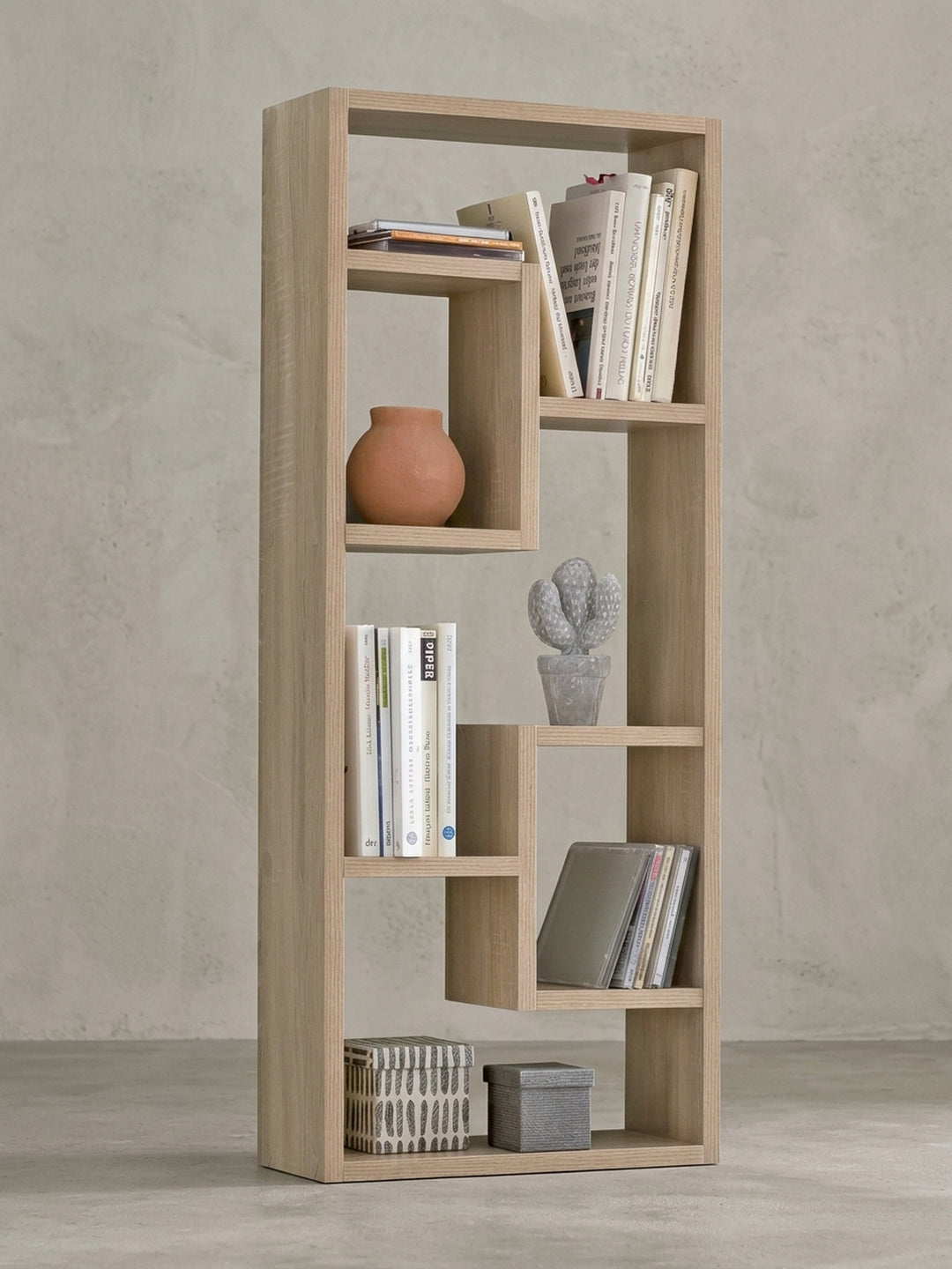 Frontalansicht des 36x90 cm großen Wandregals. Das moderne Holzregal besticht durch fünf unterschiedlich große, asymmetrisch angeordnete Fächer für eine individuelle Wandgestaltung._