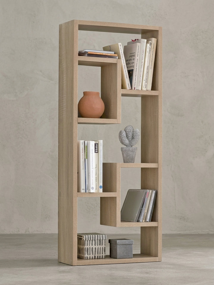 Frontalansicht des 36x90 cm großen Wandregals. Das moderne Holzregal besticht durch fünf unterschiedlich große, asymmetrisch angeordnete Fächer für eine individuelle Wandgestaltung._