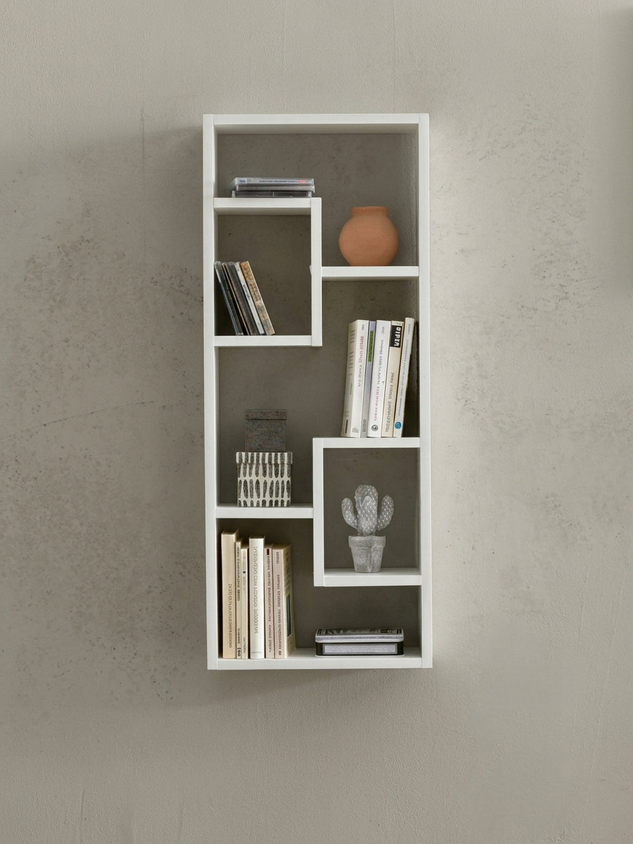 Alternative Perspektive des modernen Wandregals in reinem Weiß. Die fünf unterschiedlich großen Fächer des freischwebenden Holzregals setzen architektonische Akzente im Raum._