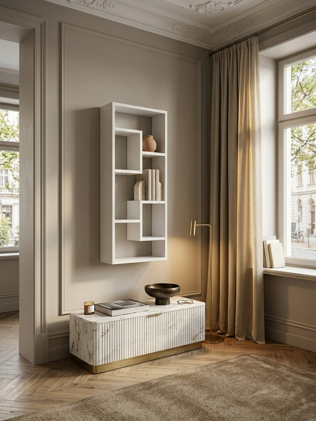 Draufsicht auf das weiße Hängeregal aus Holz in einem luxuriösen Wohnzimmer. Die geometrische Aufteilung der 15cm tiefen Fächer präsentiert Bücher und Dekoration platzsparend._