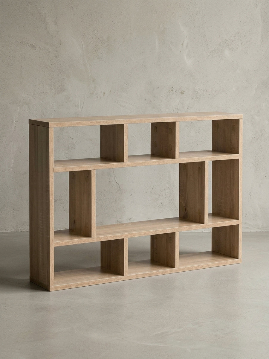 Freischwebendes Wandregal Sonoma Eiche in der Frontalansicht. Das 75x51x16 cm große Bücherregal überzeugt durch sein modernes Design mit neun geometrisch angeordneten Ablagefächern._