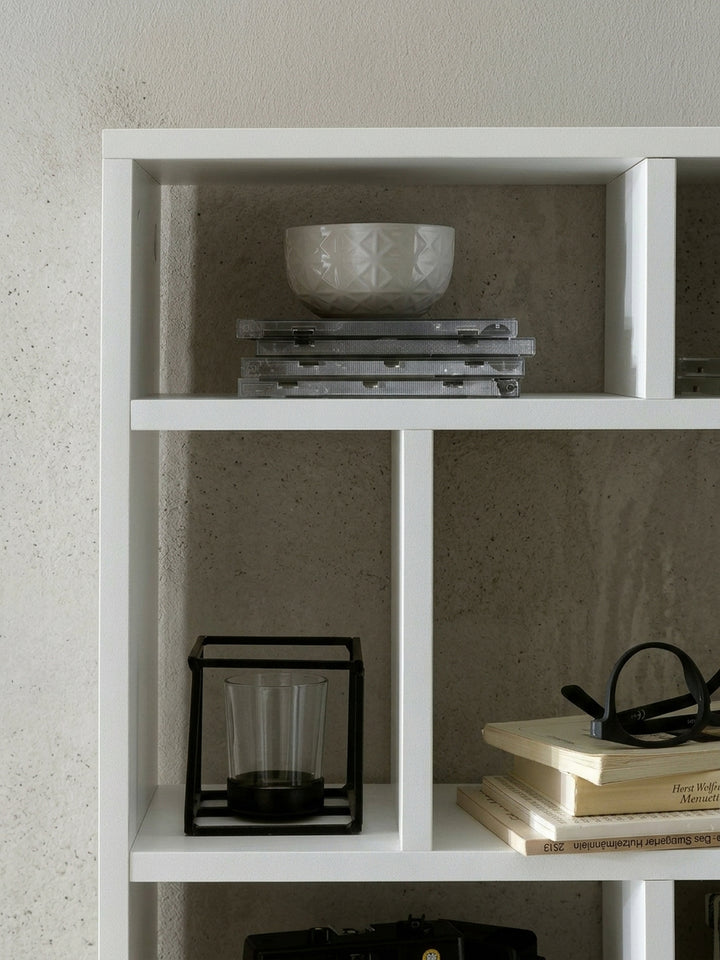 Gesamtübersicht der geometrischen, spannenden Fächeraufteilung des 75x51cm Wandregals in strahlendem Weiß, ein zeitloses Design-Highlight für Wohnzimmer, Schlafzimmer oder Arbeitszimmer._