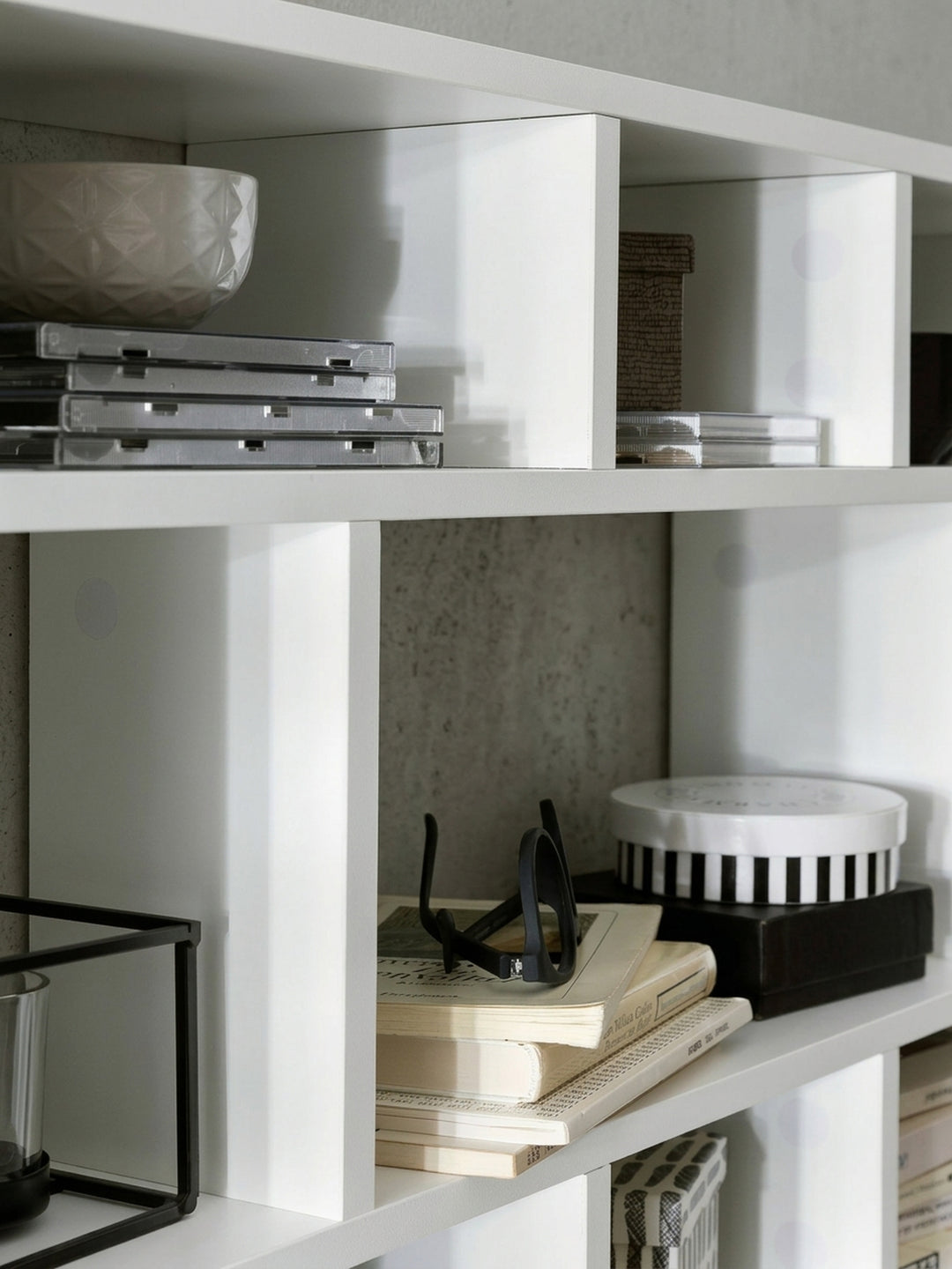 Weißes Wandregal mit zehn Fächern und den genauen Maßen: 75 cm breit, 51 cm hoch, 16 cm tief. Ideal als modernes Bücherregal für das Wohnzimmer._