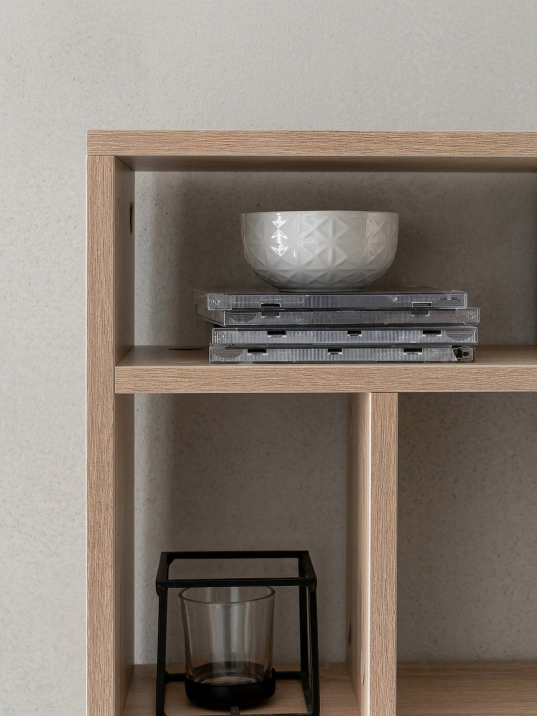 Hängeregal aus Holz in Eiche-Optik mit Maßen. Gesamtmaße: 75x51x16 cm. Die asymmetrischen Fächer bieten vielseitigen Stauraum für Bücher und Deko._