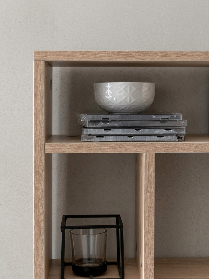 Hängeregal aus Holz in Eiche-Optik mit Maßen. Gesamtmaße: 75x51x16 cm. Die asymmetrischen Fächer bieten vielseitigen Stauraum für Bücher und Deko._