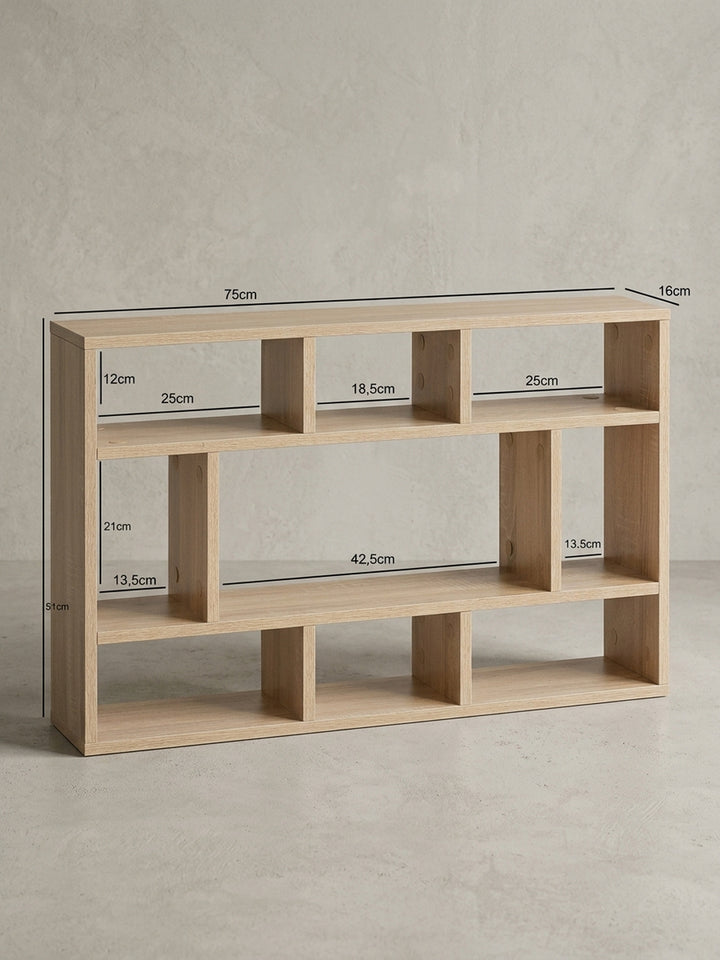 Detailansicht der unsichtbaren Wandbefestigung des Eichenregals. Die solide Konstruktion der Holzwerkstoffplatten garantiert eine sichere Traglast von bis zu 5 kg pro Regalfach._