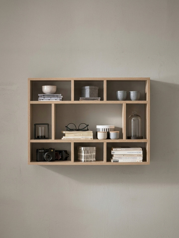 Alternative Winkelaufnahme des Design Wandboards. Die asymmetrische Fächeraufteilung bricht starre Linien auf und macht das Dekoregal zum echten Blickfang an jeder Wohnzimmerwand._
