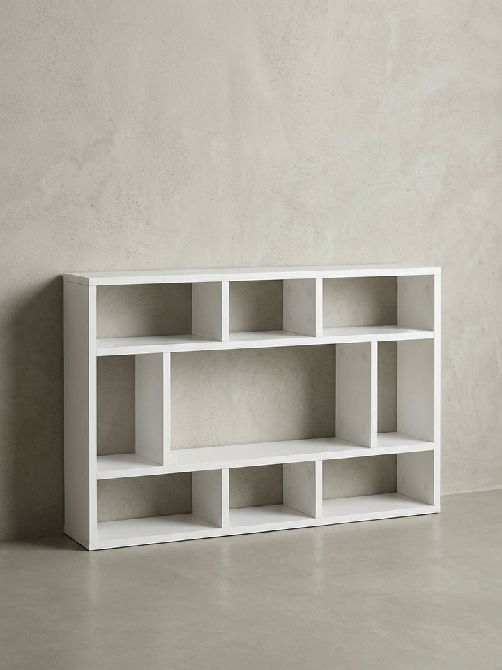 Modernes Wandregal Weiß in der Frontalansicht, 75x51 cm, neun asymmetrisch angeordnete offene Fächer aus Holzwerkstoff für Bücher, CDs und Dekorationsobjekte im eleganten Home Office._