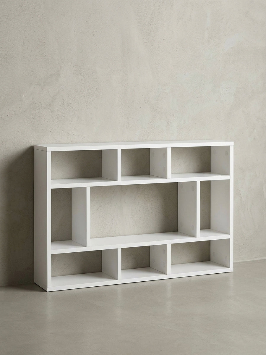 Modernes Wandregal Weiß in der Frontalansicht, 75x51 cm, neun asymmetrisch angeordnete offene Fächer aus Holzwerkstoff für Bücher, CDs und Dekorationsobjekte im eleganten Home Office._