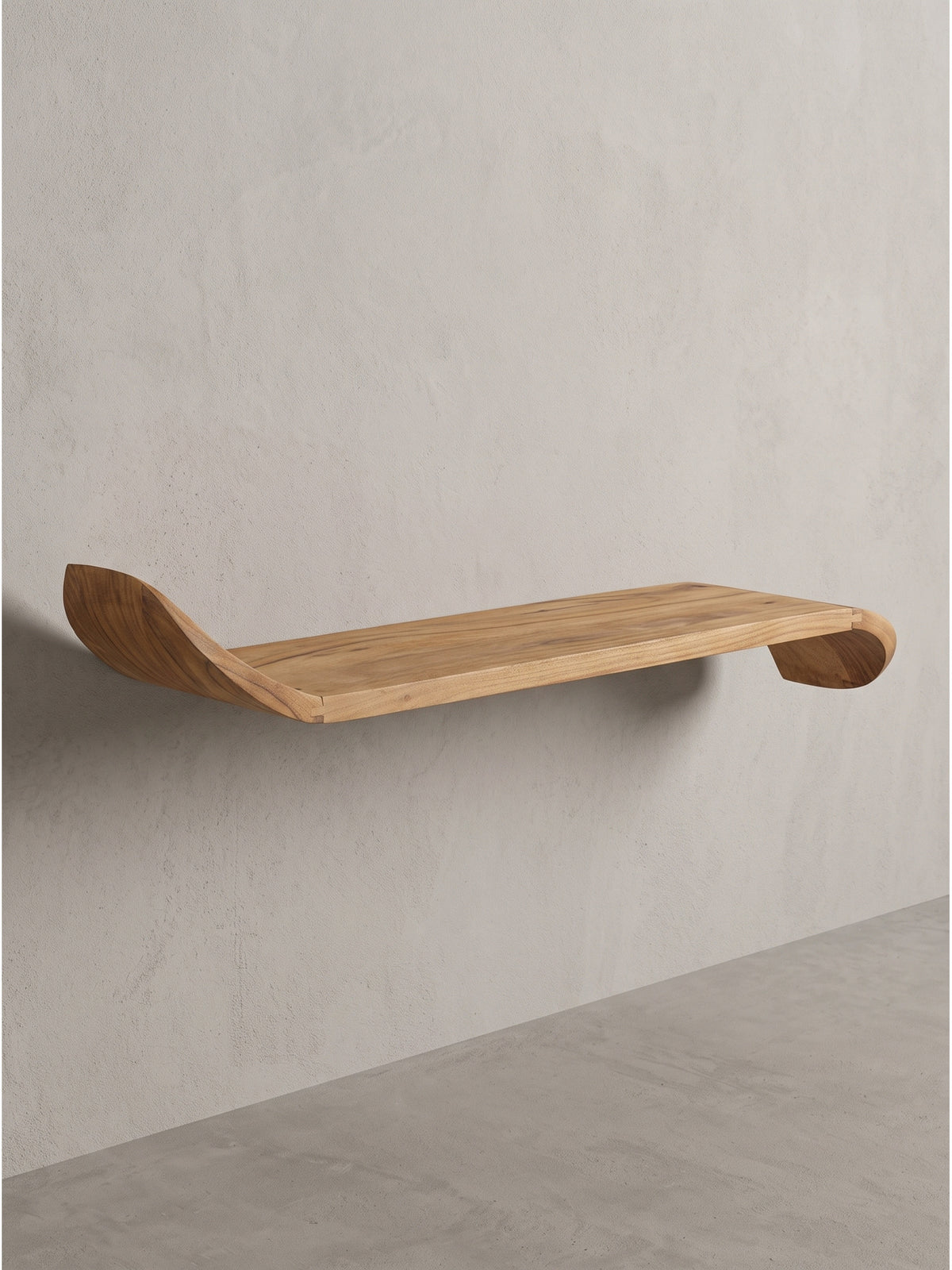 Frontale Ansicht des 120x36x20 cm großen Wandregals aus natürlichem Mangoholz mit elegant nach oben gebogenen Seitenlinien._