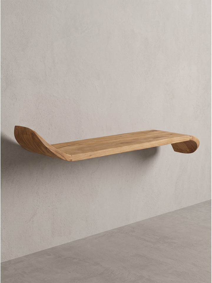 Frontale Ansicht des 120x36x20 cm großen Wandregals aus natürlichem Mangoholz mit elegant nach oben gebogenen Seitenlinien._