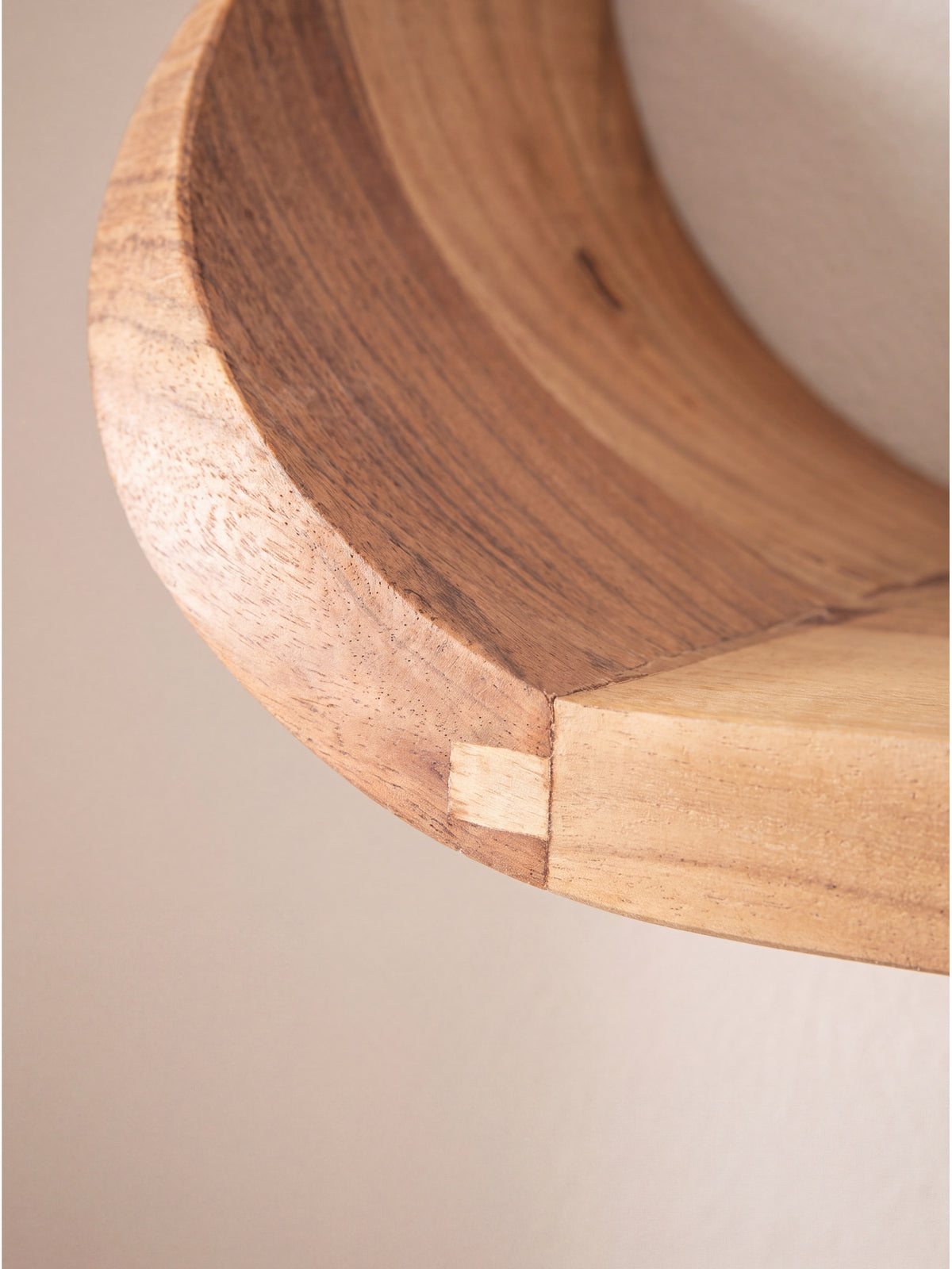 Detailaufnahme der markanten Holzmaserung des Massivholz-Wandregals mit sichtbarer handwerklicher Eckverbindung und klarer Lackierung_