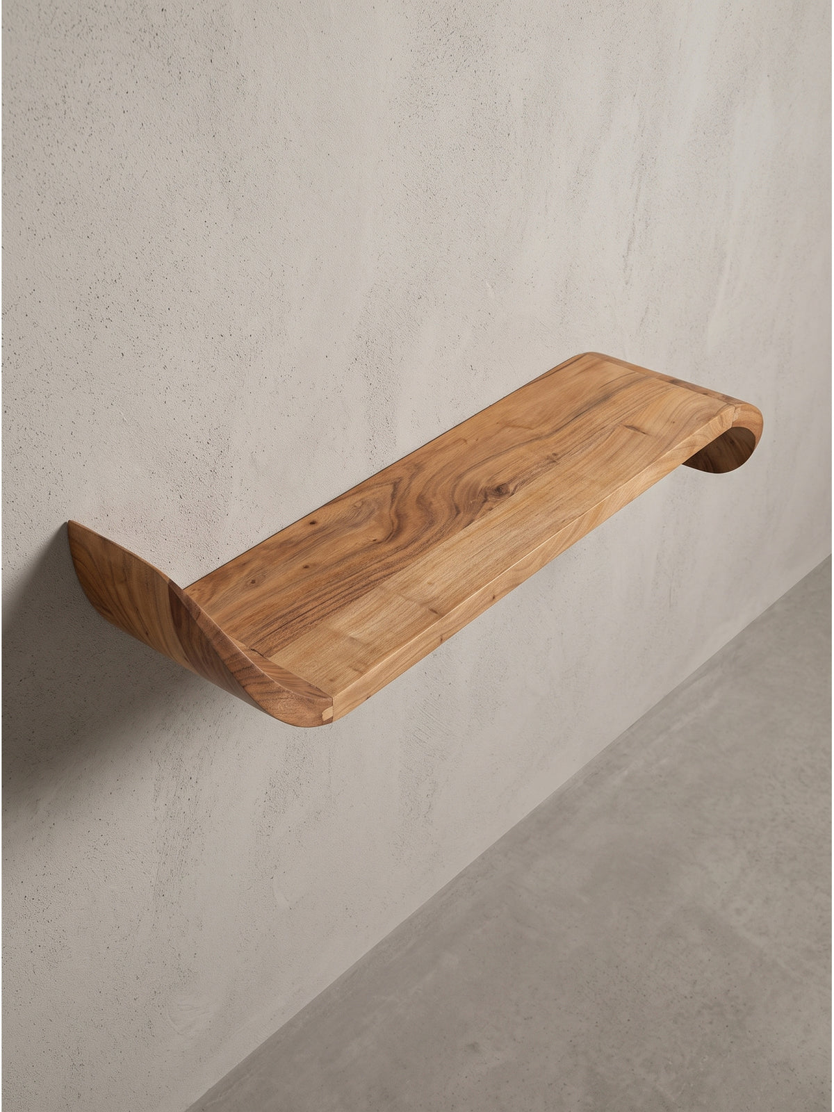 Seitenansicht des schwebenden Holzregals zeigt die 36 cm hohen geschwungenen Enden und die individuelle Naturfarbe_