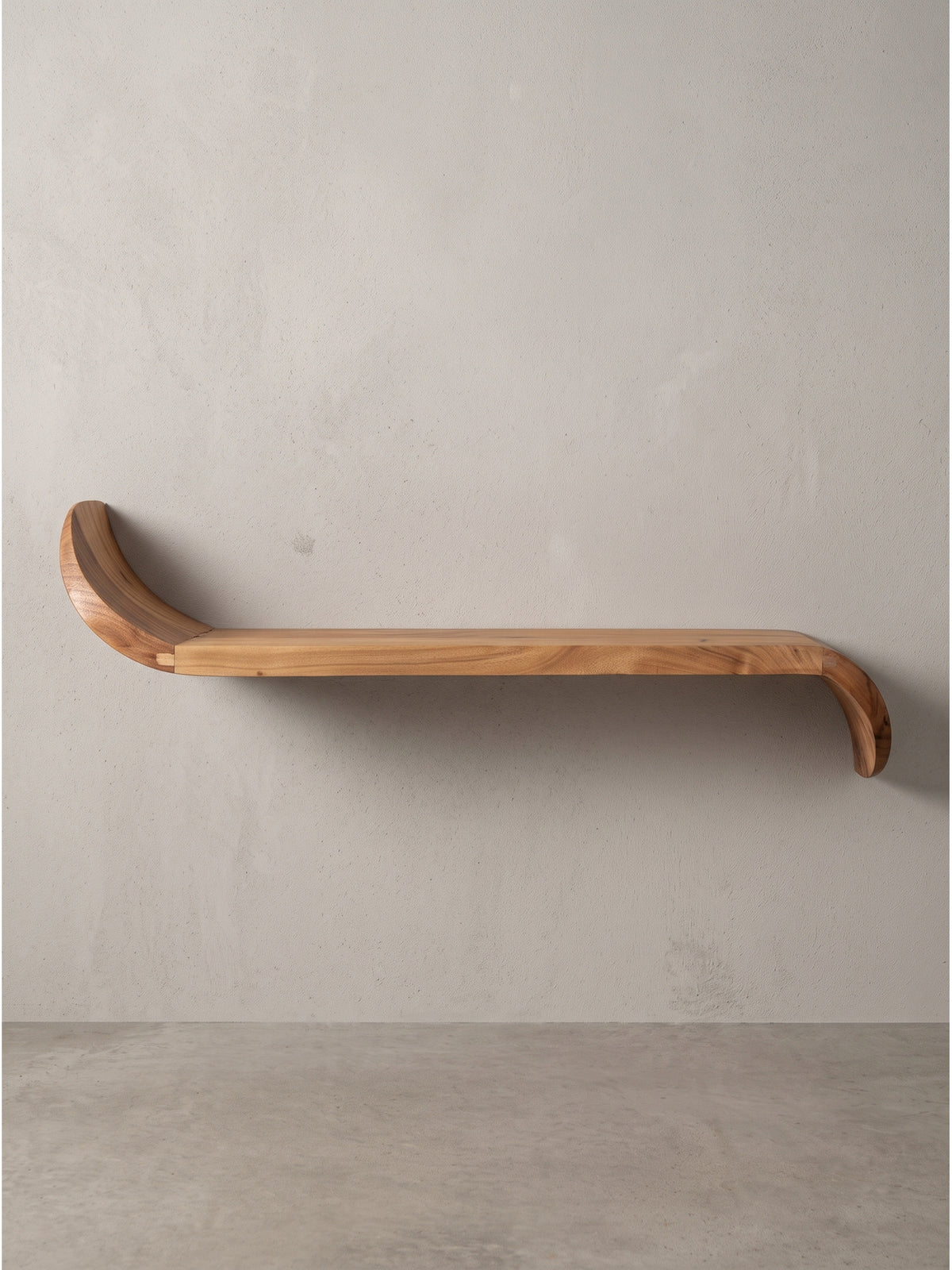 Wandregal Mango Massivholz 60 cm Breite im Profil mit unsichtbarer Befestigung auf neutralem Hintergrund_