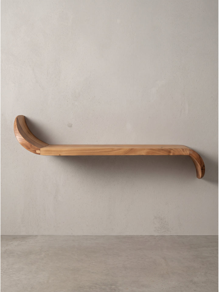 Wandregal Mango Massivholz 60 cm Breite im Profil mit unsichtbarer Befestigung auf neutralem Hintergrund_
