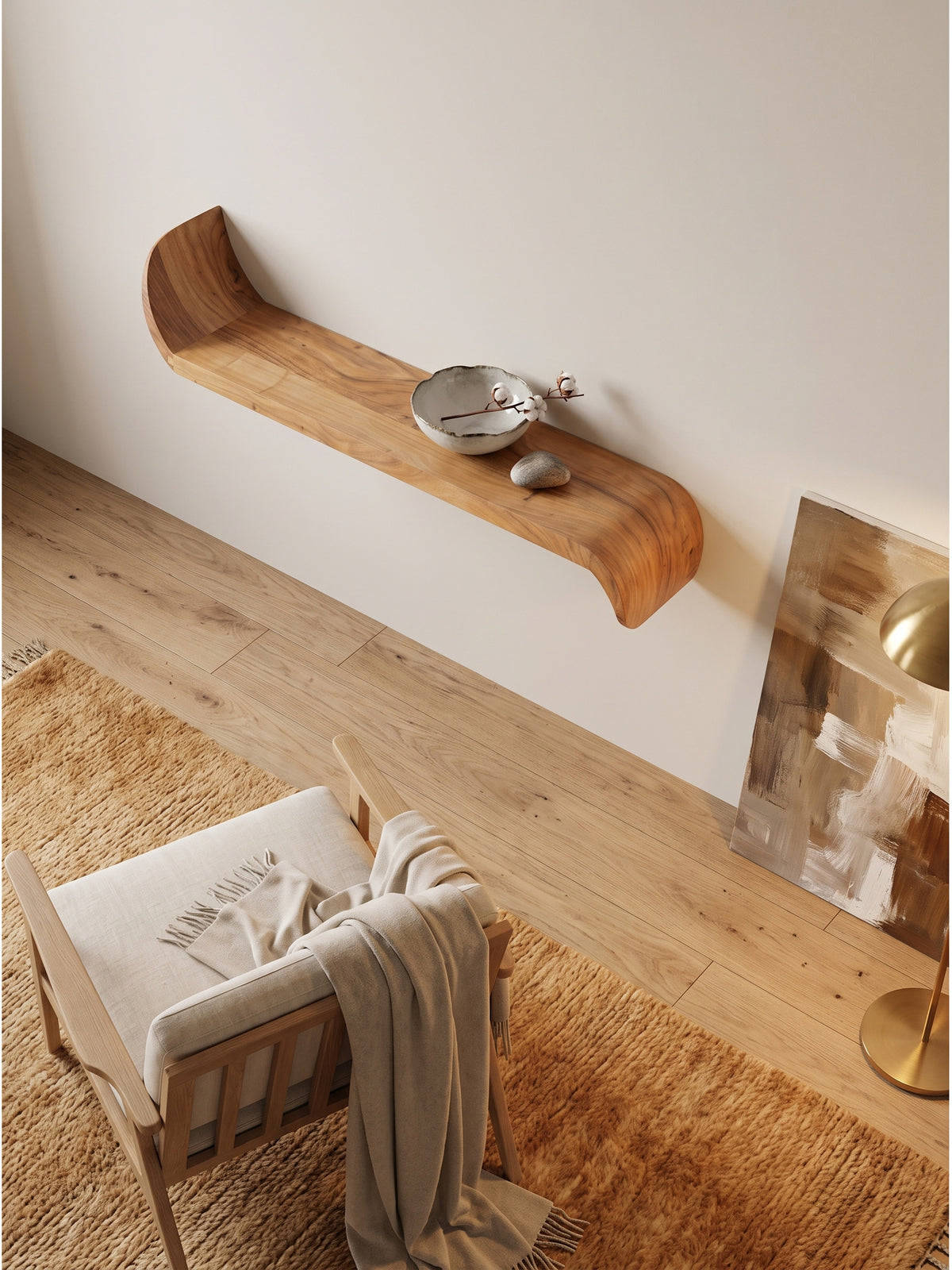 Draufsicht auf das organisch geformte Hängeregal aus Mangoholz mit geschwungenen Enden über einem handgeknüpften Wollteppich im modernen Flur_