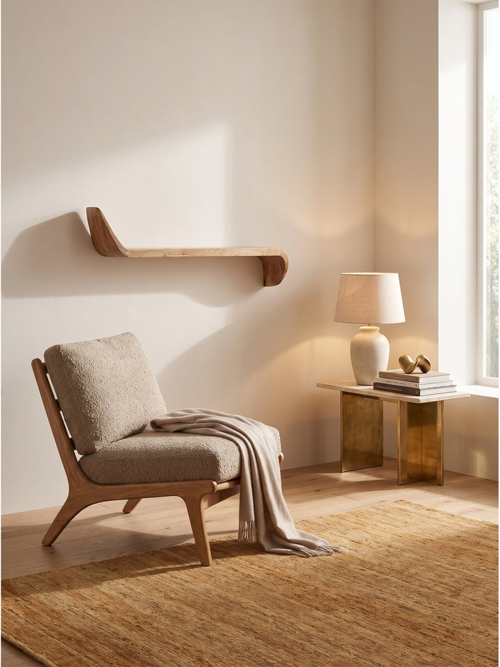 Geschwungenes Holzregal kombiniert mit einer abstrakten Leinwand und einer massiven Travertin-Stehlampe im ruhigen Organic Modern Stil_