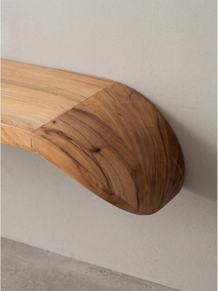 Gesamtansicht des asymmetrischen Design-Wandregals aus hellem Holz, das klare Linien mit natürlichem, skulpturalem Schwung verbindet_
