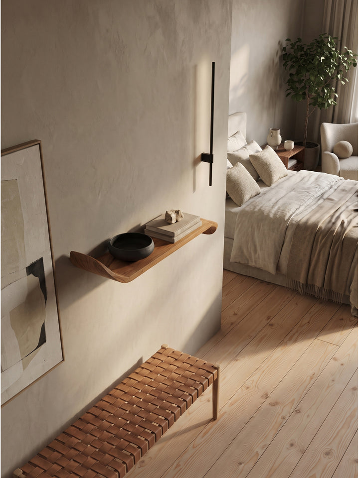 Elegantes Massivholzregal in U-Form aus natürlichem Mangoholz an der Wand über einem hellen Dielenboden aus Douglastanne_