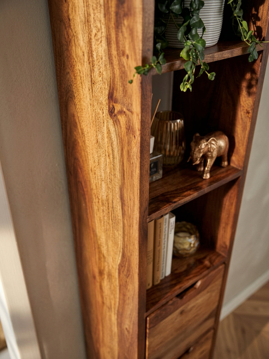 Wandregal Sheesham Massivholz natur Nahaufnahme ausdrucksstarke Sheesham-Maserung mit dunklen Kontrastlinien und warmem Holzton mit Schublade Qualität Möbel Bibliothek / Lesezimmer Wohnen_