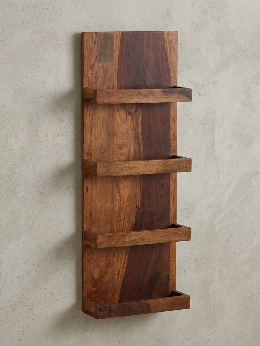 Schweberegal aus Sheesham Massivholz in der Frontansicht auf weißem Grund, zeigt die vier praktischen Ablagefächer und die klare vertikale Form des Regals._