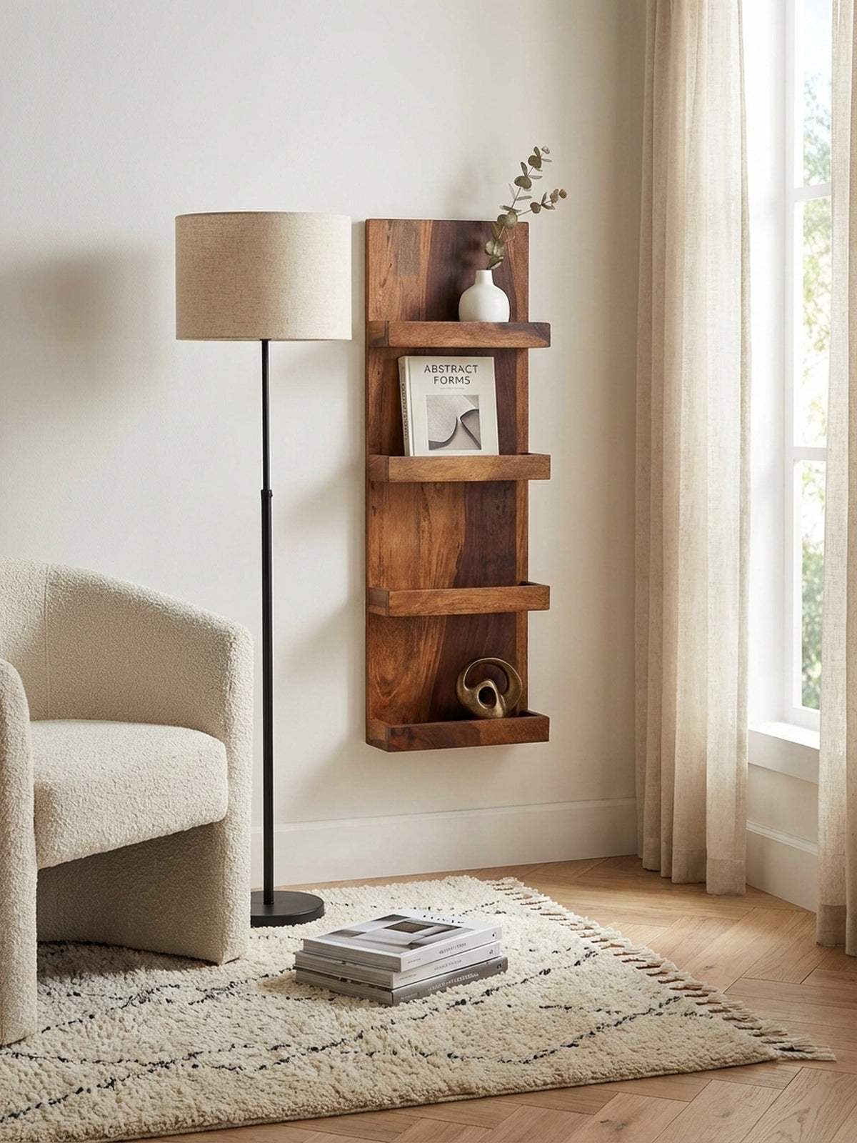 Wandregal aus massivem Sheesham-Holz in der Draufsicht, zeigt die vier Fächer und die schlanke Tiefe von 10 cm im Raumkontext für eine elegante Wandgestaltung.