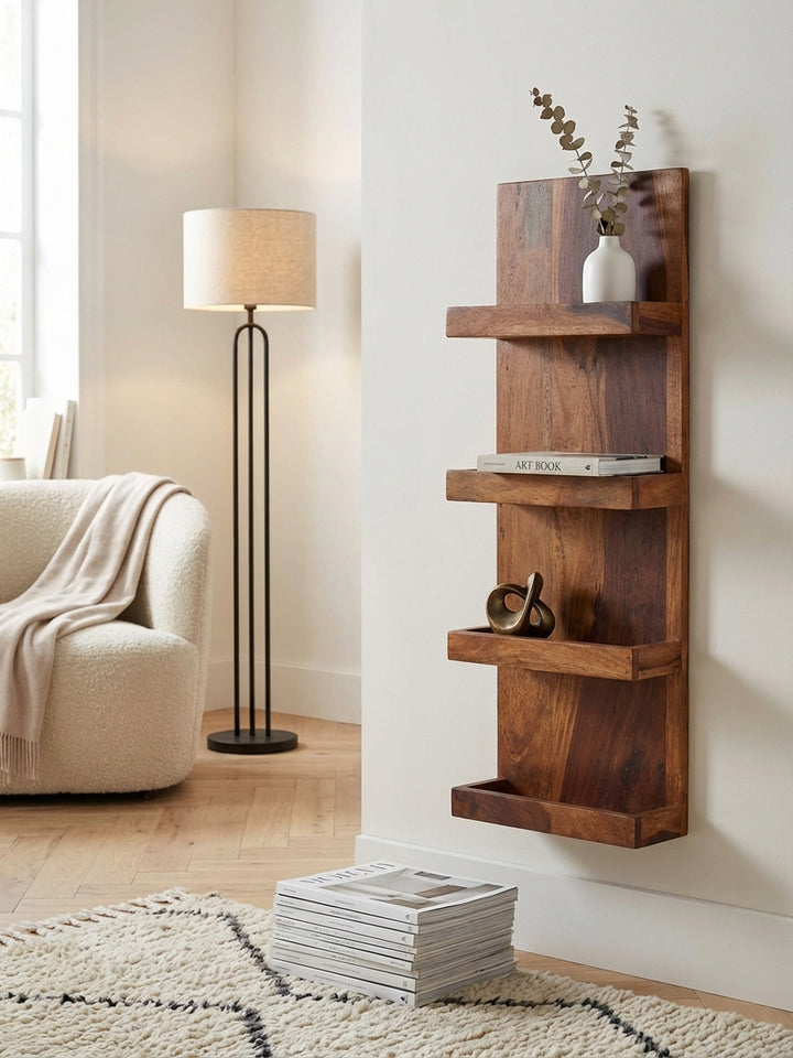 Detailaufnahme der ausdrucksstarken Maserung von massivem Sheesham-Holz des Wandregals, die warme Farbgebung unterstreicht die hohe Materialqualität des Möbelstücks._