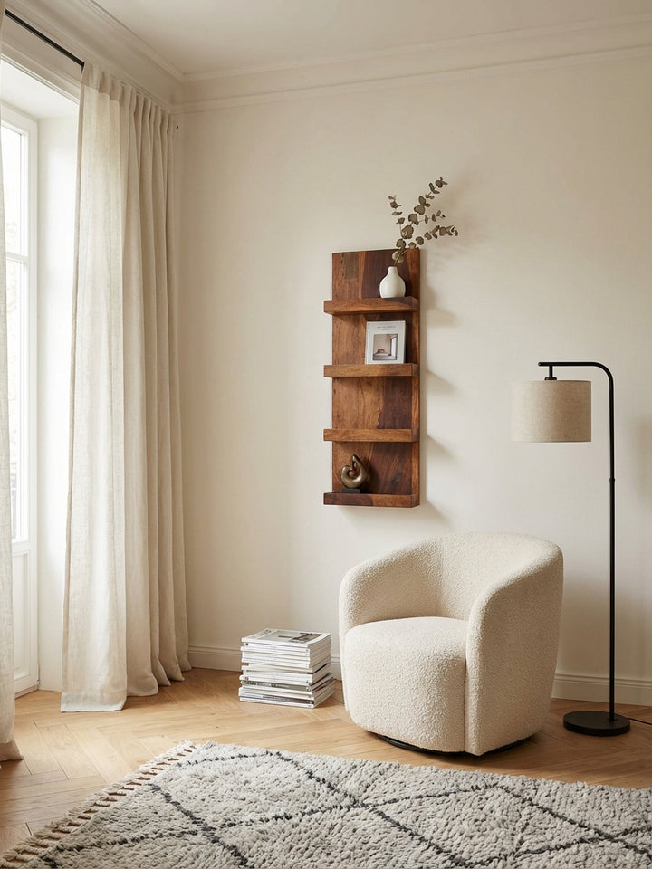 Modernes Hängeregal aus Sheesham Massivholz (30x80cm) an einer Wohnzimmerwand, bestückt mit stilvoller Dekoration für eine warme und persönliche Atmosphäre._