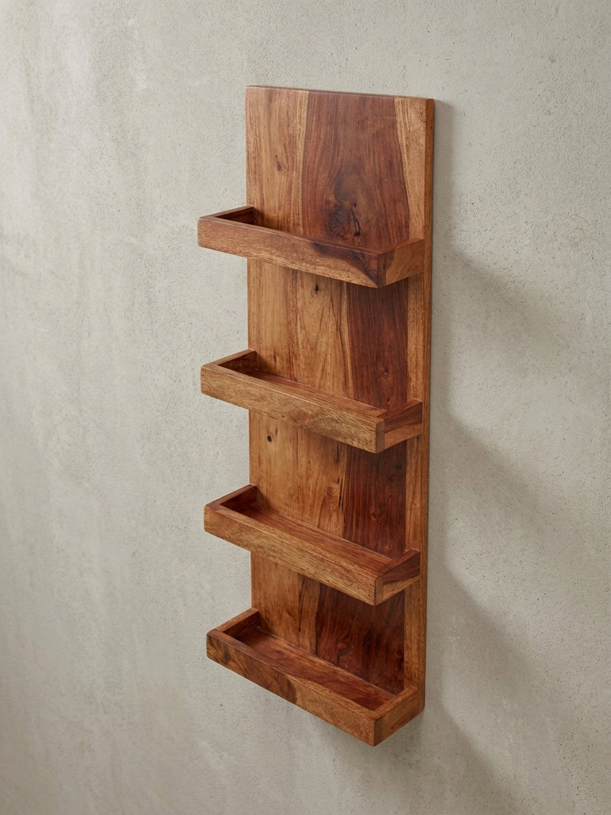 Großes Design Hängeregal für das Wohnzimmer aus einer anderen Perspektive, die reiche Holzmaserung des Sheesham und die nützlichen Fächer hervorhebend.