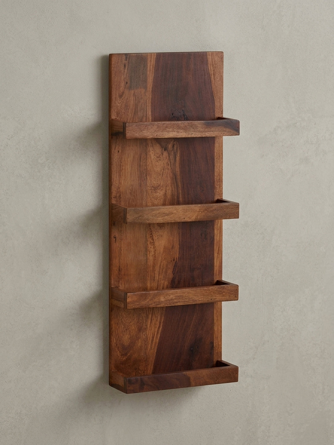 Seitliche Profilansicht des hängenden Bücherregals aus Holz, die schmale Tiefe von 10 cm und die bündige Wandmontage werden für eine platzsparende Lösung deutlich._