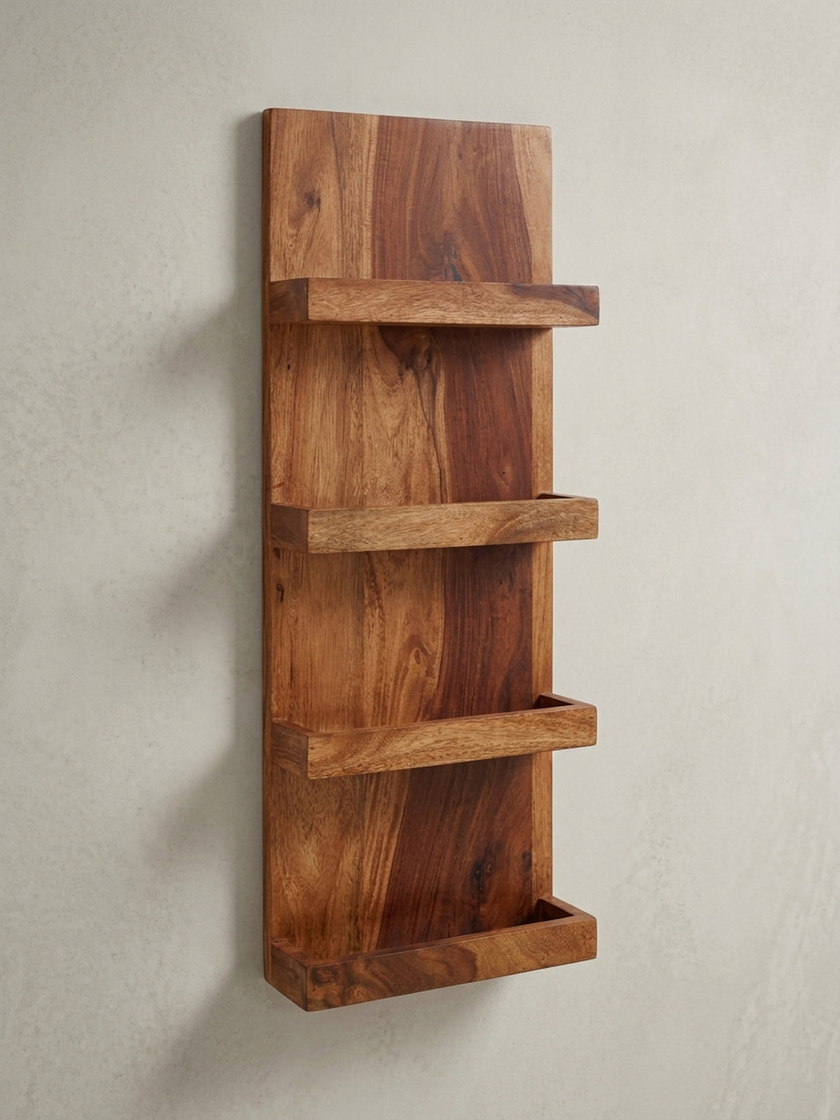 Design Schweberegal 30x80 cm aus massivem Sheesham Holz in der Dreiviertelansicht, die Tiefe der Fächer und die solide Konstruktion sind gut erkennbar.