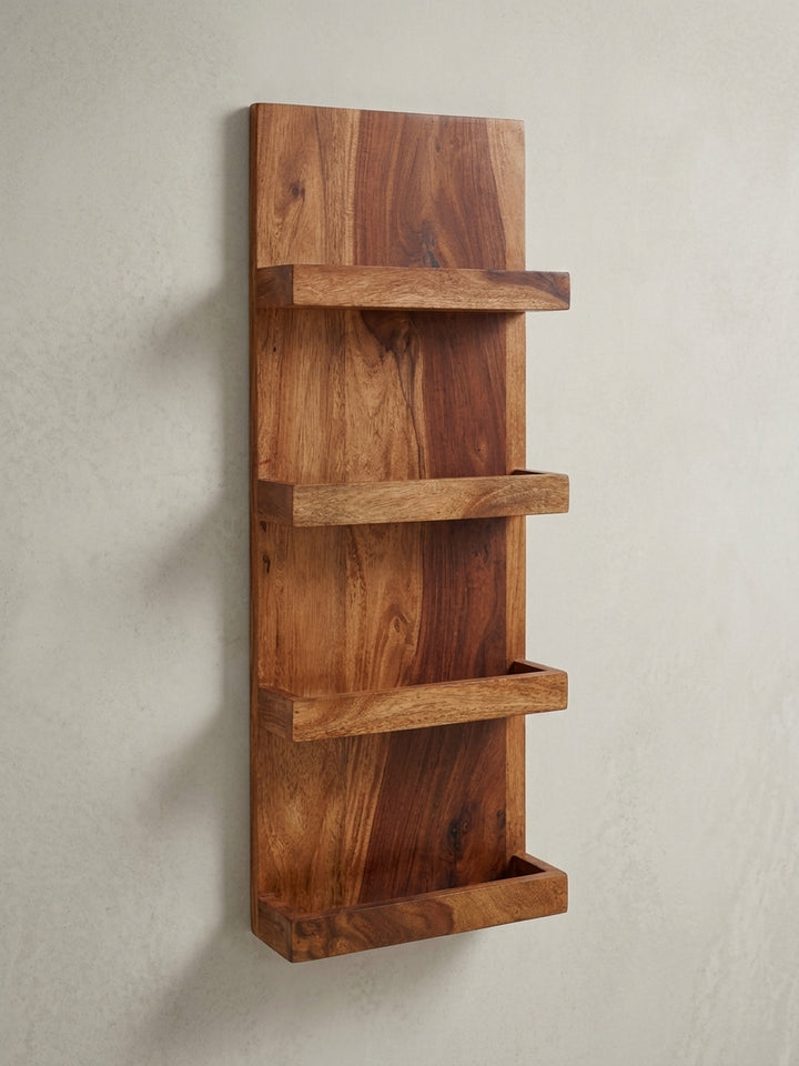 Design Schweberegal 30x80 cm aus massivem Sheesham Holz in der Dreiviertelansicht, die Tiefe der Fächer und die solide Konstruktion sind gut erkennbar._