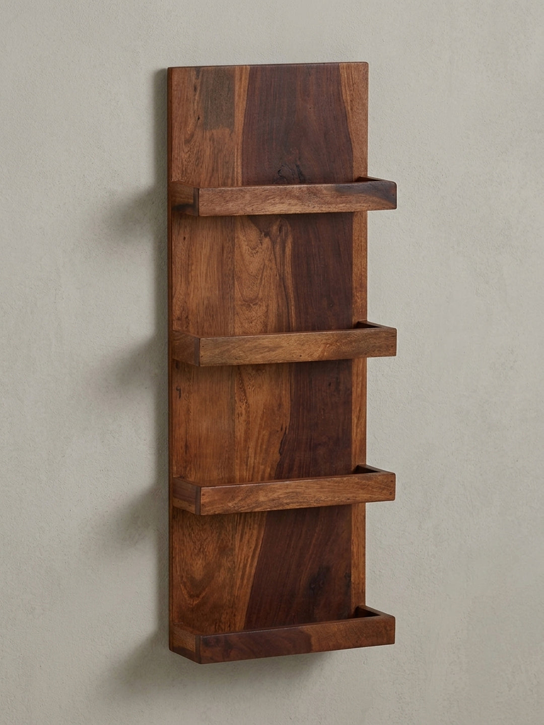 Das komplette Wandregal aus Sheesham Massivholz freigestellt, ein Überblick über das moderne Design und die natürliche Schönheit des robusten Naturmaterials._